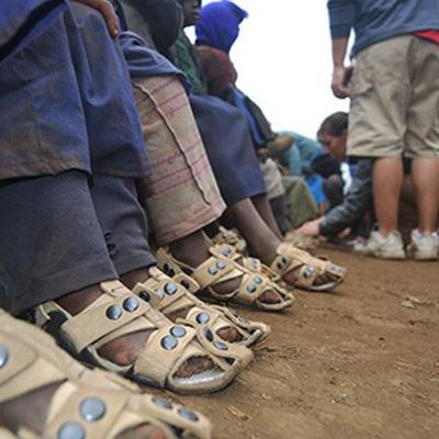 Fivelas-e-uma-tira-permitem-que-o-calcado-se-expanda-para-acomodar-o-pe-da-crianca-a-medida-que-ele-cresce